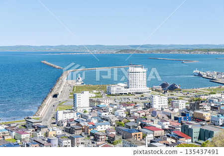 北海道稚內，夏季北海道，從山上看到的稚內城市景觀 135437491