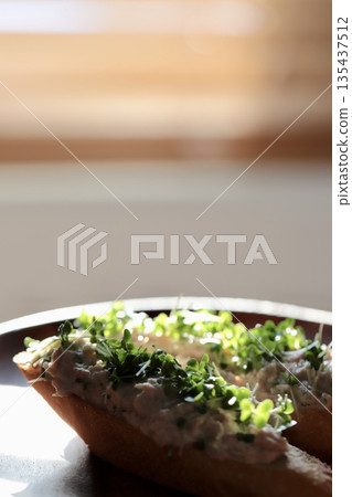 鮪魚西蘭花芽法棍開放式三明治 135437512