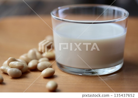 一杯蒸黃豆和豆漿 一杯蒸黃豆和豆漿 135437652