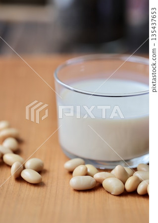 一杯蒸黃豆和豆漿 135437653