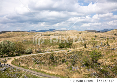 秋吉台草原的廣闊景色 秋吉台草原的廣闊景色 135438342