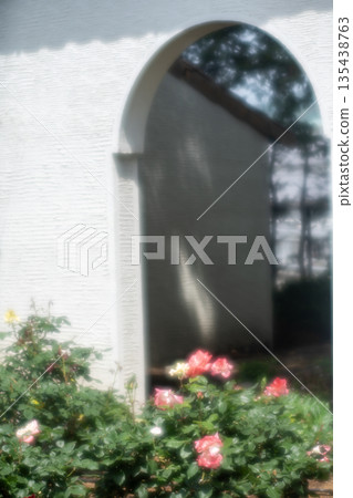 西式建築與紅玫瑰 西式建築與紅玫瑰 135438763
