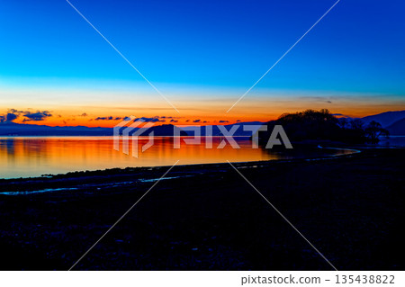 從日落時分，可以看到連成一片的內島。 135438822