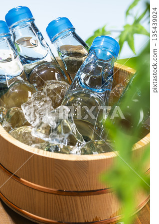 玻璃瓶裝的拉姆內汽水，裝在木桶裡，帶來清涼的夏日感受 135439024