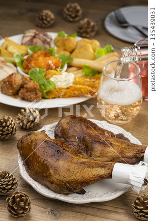 聖誕派對上的雞肉和開胃小菜 聖誕派對上的雞肉和開胃小菜 135439031