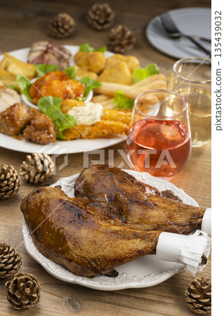 一張桌子上擺放著聖誕烤雞和精美的開胃小菜。 135439032