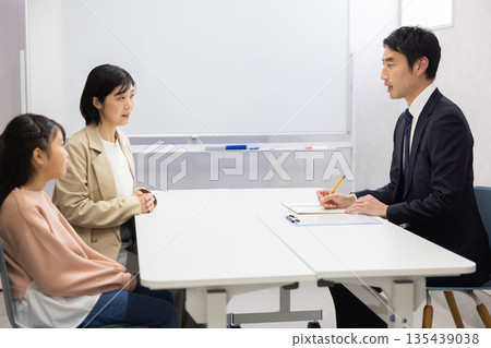 一位補習班男老師與一名女學生及其母親進行三方會面。 135439038