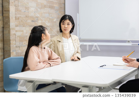 一名女學生和她的母親與一位講師會面 135439039