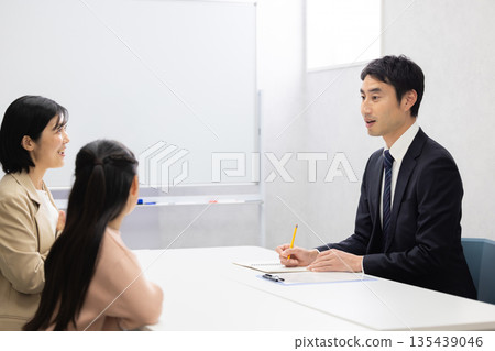一位補習班男老師與一名女學生及其母親進行三方會面。 135439046