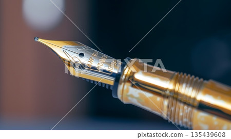 鋼筆的金色筆尖 135439608
