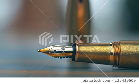 鋼筆的金色筆尖 135439609