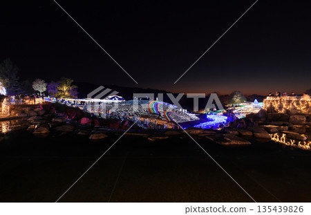 從升龍瀑布上方觀賞贊岐萬能國立公園龍頭村的燈光秀（冬季）。 135439826