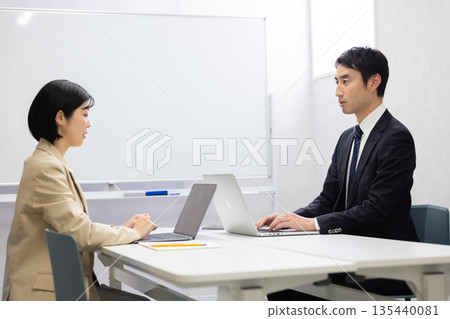 男女商務人士在有白板的會議室開會 135440081