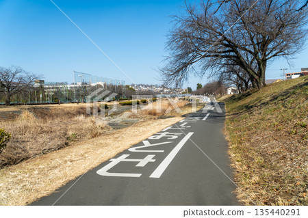 Tokyo cityscape: Winter promenade along the river 135440291
