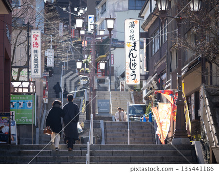 冬天的伊香保溫泉，石階的風景 135441186