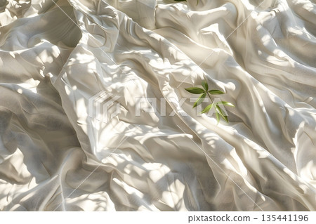 陽光透過樹蔭灑在白色的亞麻床單上。 135441196