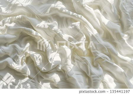 陽光透過樹蔭灑在白色的亞麻床單上。 陽光透過樹蔭灑在白色的亞麻床單上。 135441197