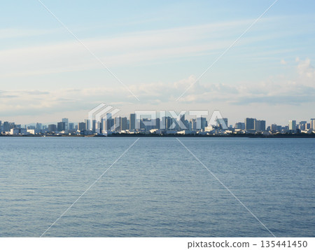 從東京迪士尼度假區眺望東京景色 從東京迪士尼度假區眺望東京景色 135441450
