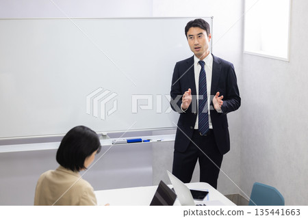 商人正在白板前做演示 135441663