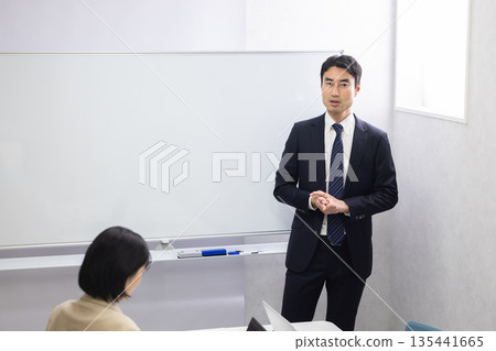 商人正在白板前做演示 135441665
