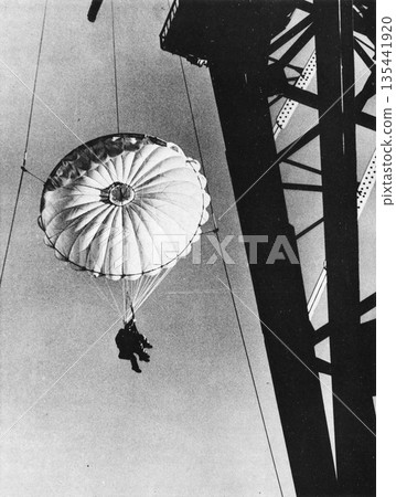 Pre-war and wartime architecture: Yomiuri Amusement Park's Great Parachute Tower Pre-war and wartime architecture: Yomiuri Amusement Park's Great Parachute Tower 135441920