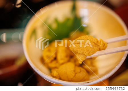 近距離觀察活海膽（青森縣八戶市） 135442732