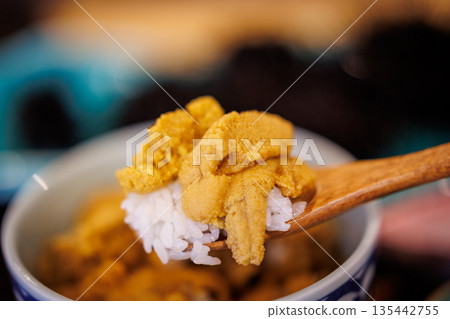 Scooping live sea urchin rice bowl with a spoon (Hachinohe City, Aomori Prefecture) Scooping live sea urchin rice bowl with a spoon (Hachinohe City, Aomori Prefecture) 135442755