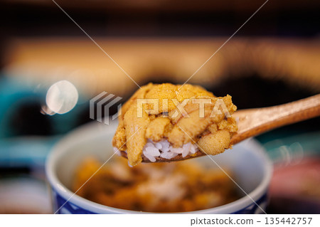Scooping your own fresh sea urchin bowl with a spoon (Hachinohe City, Aomori Prefecture) 135442757