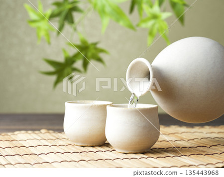 喝清酒的場景 喝清酒的場景 135443968