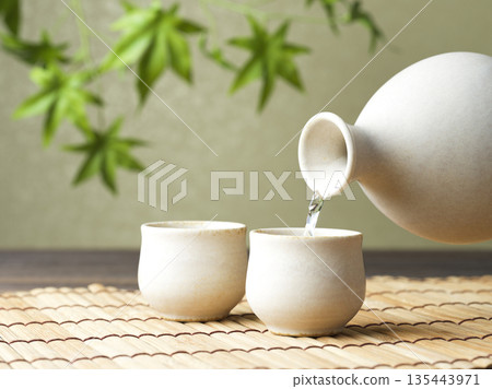 喝清酒的場景 135443971