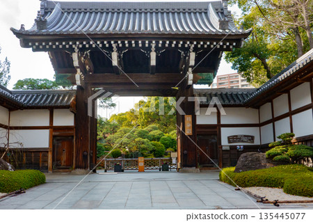 Entrance to Sorakuen, Kobe City in autumn Entrance to Sorakuen, Kobe City in autumn 135445077