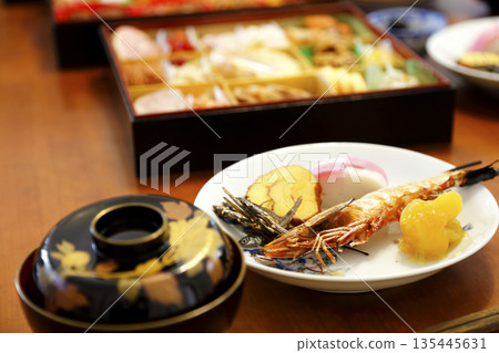 我們家的新年傳統菜餚(蝦子和日式炸蝦拼盤) 我們家的新年傳統菜餚(蝦子和日式炸蝦拼盤) 135445631