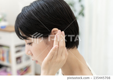 聽力障礙女性,突發性聽力喪失,身體部位,特寫 聽力障礙女性,突發性聽力喪失,身體部位,特寫 135445708