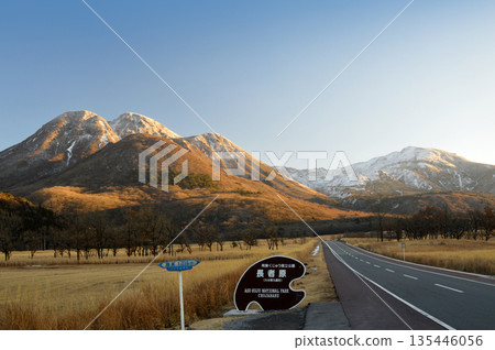 黃昏時的塔德瓦拉沼澤和白雪皚皚的美摩田山 135446056