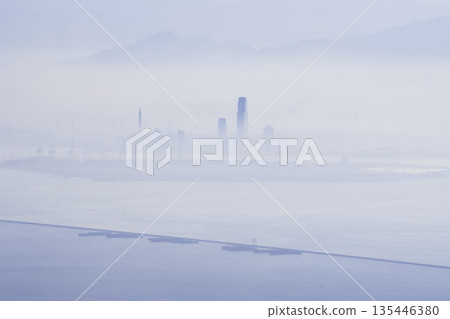 從六甲山和摩耶山看到的霧氣繚繞的景色 從六甲山和摩耶山看到的霧氣繚繞的景色 135446380