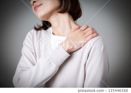患有肩膀僵硬的中年婦女 患有肩膀僵硬的中年婦女 135446388