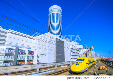 日本橫濱城市景觀的新紀元。從新橫濱站方向望去，可以看到黃醫生大廈和橫濱王子酒店。展望未來。 135446526