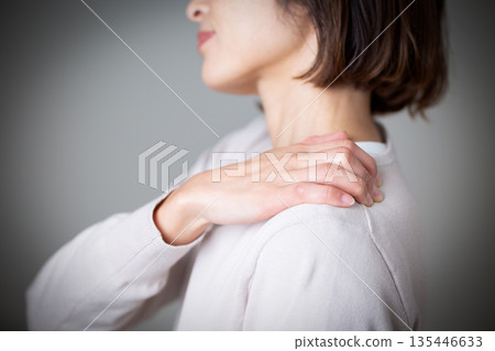 患有肩膀僵硬的中年婦女 135446633