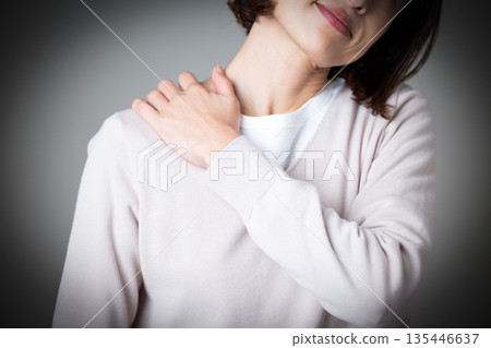 患有肩膀僵硬的中年婦女 患有肩膀僵硬的中年婦女 135446637