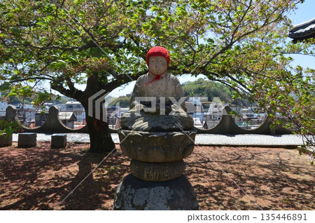 Stone Jizo (Hodoji Temple / 10-3 Higashidocho, Onomichi City, Hiroshima Prefecture) Stone Jizo (Hodoji Temple / 10-3 Higashidocho, Onomichi City, Hiroshima Prefecture) 135446891