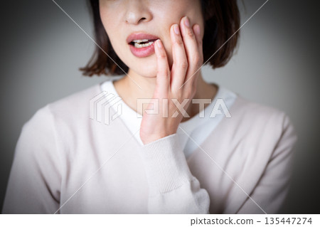中年婦女牙痛 中年婦女牙痛 135447274