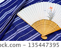 藍色日式圖案布料和花扇 135447395