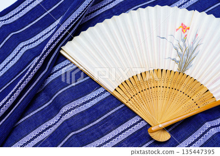 藍色日式圖案布料和花扇 135447395
