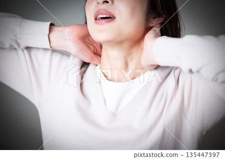 中年婦女頸部疼痛 中年婦女頸部疼痛 135447397
