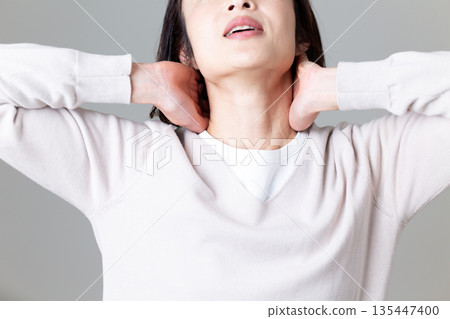 中年婦女頸部疼痛 中年婦女頸部疼痛 135447400