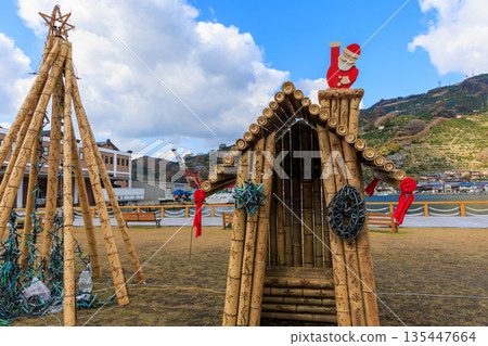 八幡濱港的竹屋和樹木冬季燈光裝飾 八幡濱港的竹屋和樹木冬季燈光裝飾 135447664