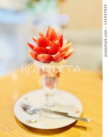 盛在玻璃杯中的草莓芭菲 盛在玻璃杯中的草莓芭菲 135447834