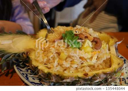 鳳梨碗裡的熱帶風味麵包-亞洲美食餐桌 鳳梨碗裡的熱帶風味麵包-亞洲美食餐桌 135448044