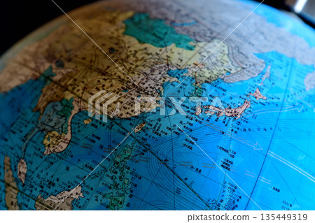 一個地球儀，上面有日本及其周邊地區的特寫鏡頭 135449319