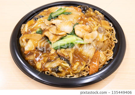 美味的粗炒麵，配上豐富的蔬菜。 135449406